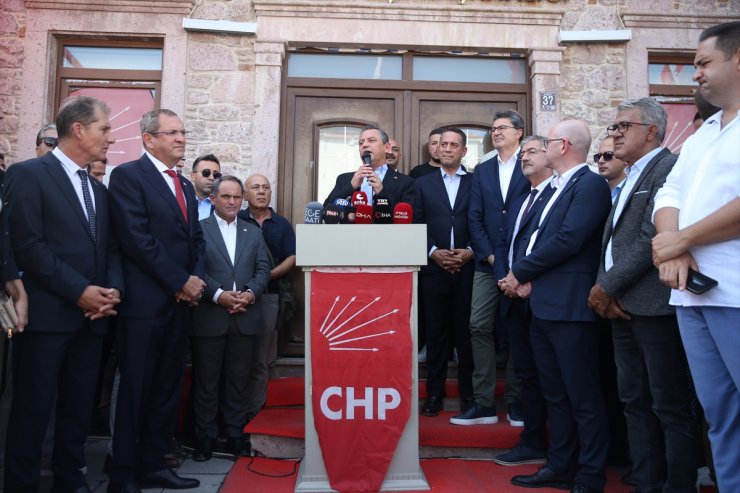 CHP Genel Başkanı Özel, partisinin Ayvalık İlçe Başkanlığı ziyaretinde konuştu: