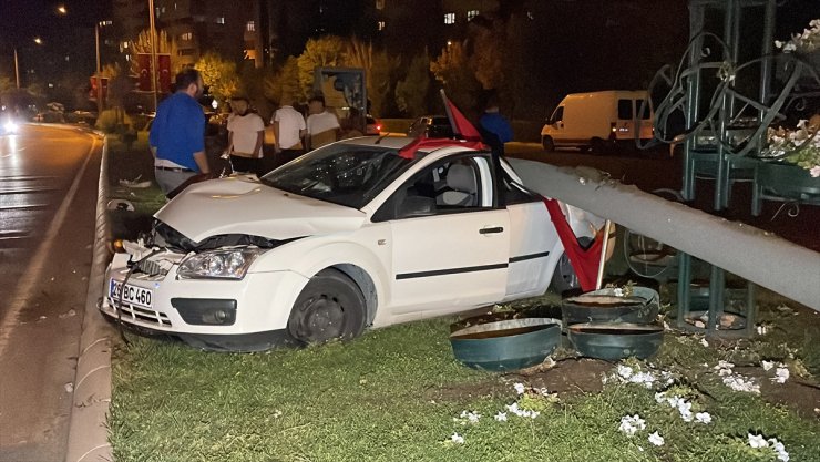 Eskişehir'de aydınlatma direğine çarpan otomobildeki 3 kişi yaralandı