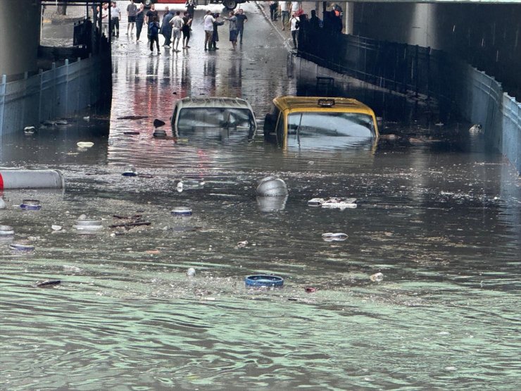 İstanbul'un bazı bölgelerinde sağanak etkili oluyor