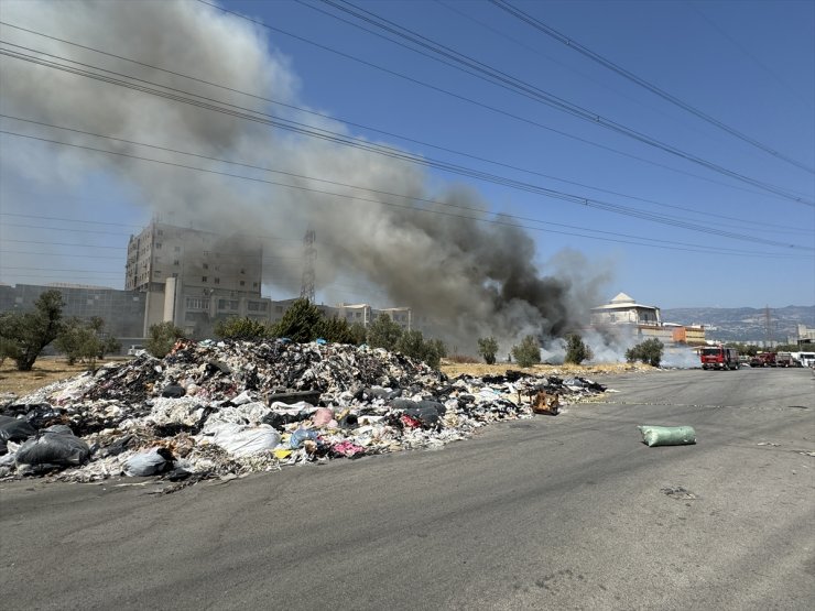 İzmir'de atıkların bırakıldığı arazide çıkan yangın kontrol altına alındı