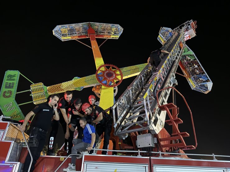 Kahramanmaraş'ta lunaparkta yüksekte asılı kalan 23 kişi kurtarıldı