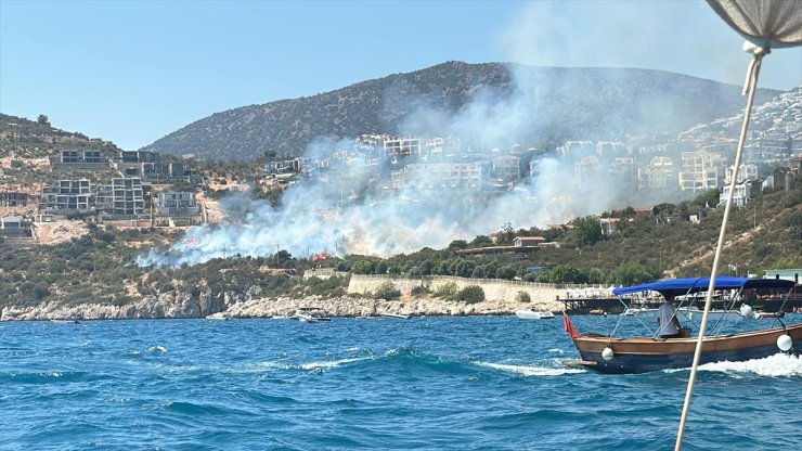 Kaş'ta makilik alanda çıkan yangın kontrol altına alındı