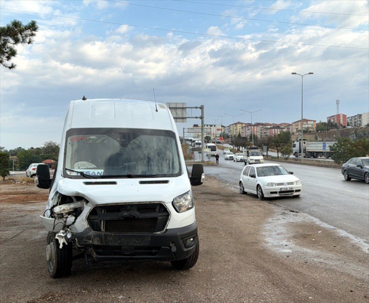 Kırıkkale'de işçi servisi ile otomobilin çarpıştığı kazada 11 kişi yaralandı