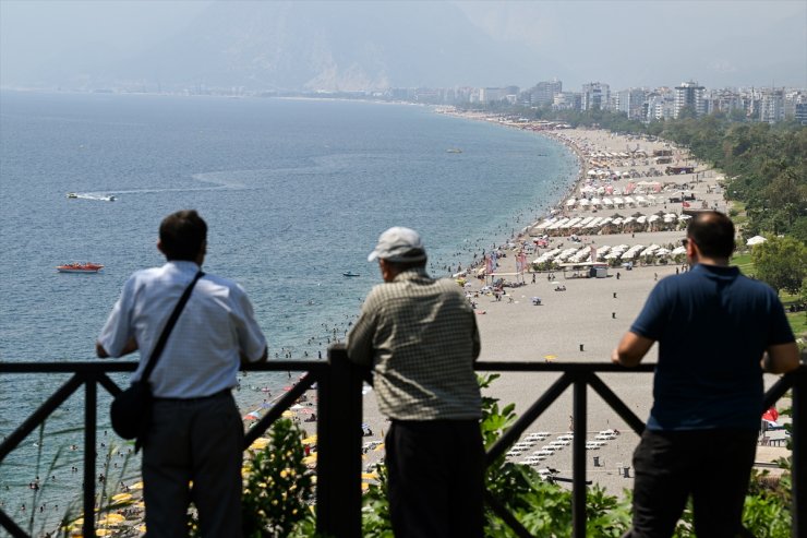 Antalya'da sıcaktan ve nemden bunalanlar sahilleri doldurdu