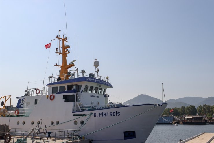 Araştırma gemisi Koca Piri Reis, balık ölümlerinin yaşandığı İzmir Körfezi'nde