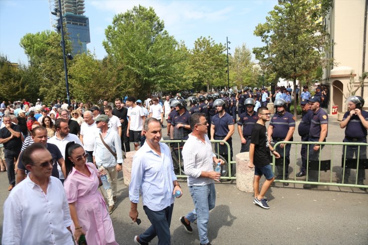 Arnavutluk'ta Belediye Başkanı Veliaj'ın istifası talebiyle yapılan protestolar sürüyor