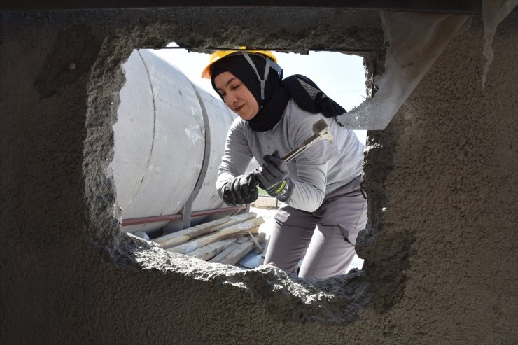 Depremde enkazdan yaralı kurtulan kadın, arama kurtarma eğitimiyle AFAD gönüllüsü oldu