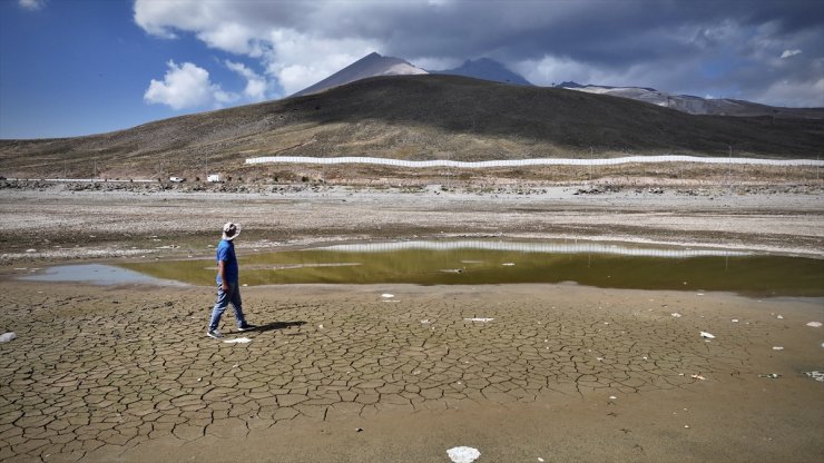 Erciyes Dağı'ndaki Tekir Göleti kuraklığın etkisiyle büyük ölçüde kurudu