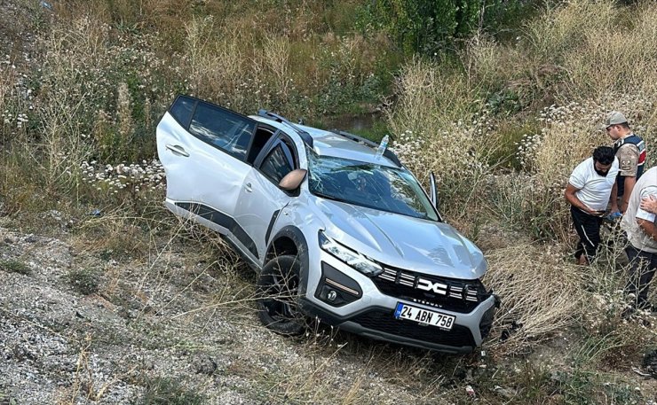 Erzincan'da iki otomobilin çarpıştığı kazada 5 kişi yaralandı