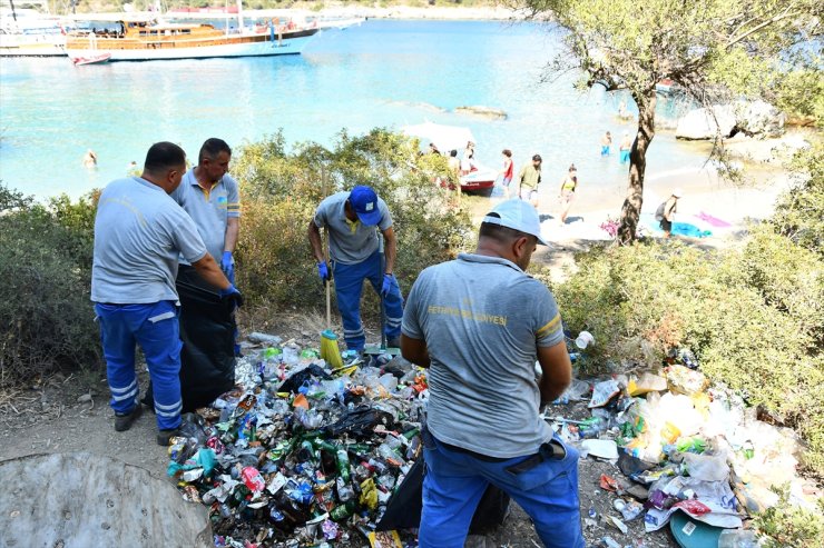 Fethiye'de deniz kenarından 50 torba çöp toplandı