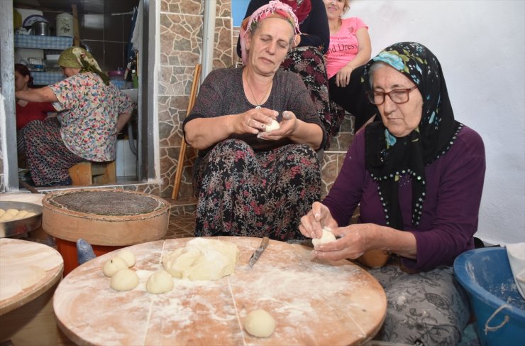 Gümüşhane'de kadınların kışlık yiyecek mesaisi başladı