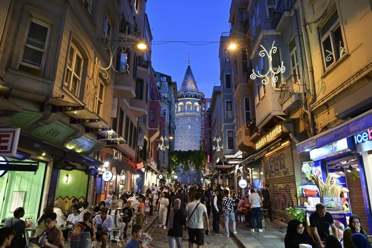 İstanbul'un tarihi simgelerinden Galata Kulesi FPV dronla görüntülendi