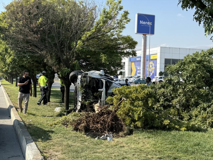 Kahramanmaraş'ta ağaca çarpan otomobildeki 1 kişi öldü, 2 kişi yaralandı