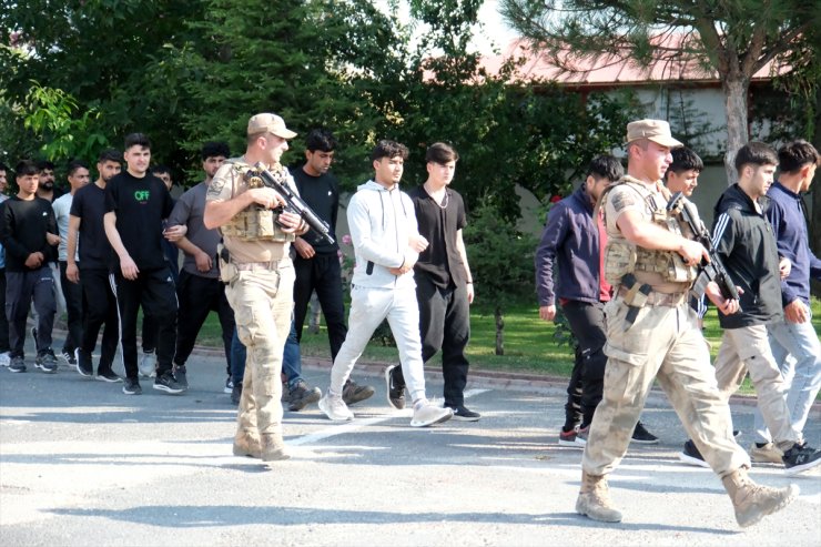 Kırklareli'nde tırın dorsesinde 44 düzensiz göçmen yakalandı