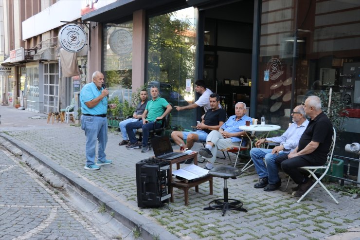 Amasya'daki Gümüşlü Mahallesi esnafı güne "Minik kuş"un mini konseriyle başlıyor