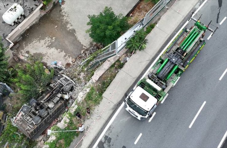 Başakşehir'de virajı alamayan kamyonet bahçeye düştü