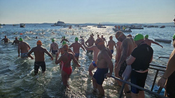 Çanakkale Boğazı'ndaki yarışta 1300 yüzücü Avrupa'dan Asya'ya kulaç attı