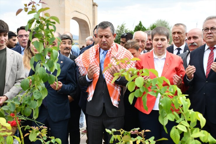 CHP Genel Başkanı Özel, Dumlupınar'da konuştu: