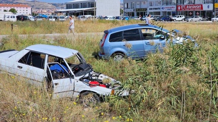 Çorum'da çarpışan iki otomobildeki 4 kişi yaralandı