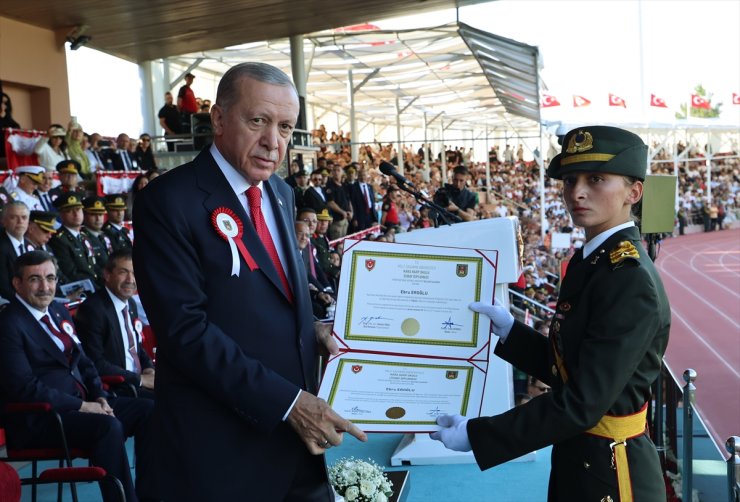 Cumhurbaşkanı Erdoğan, Karabağ Savaşı'nda şehit olan Azerbaycan askerlerinin aileleriyle görüştü