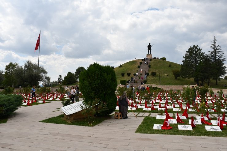 Dumlupınar Şehitliği'nin ziyaretçileri şehit ve gazileri dualarla andı