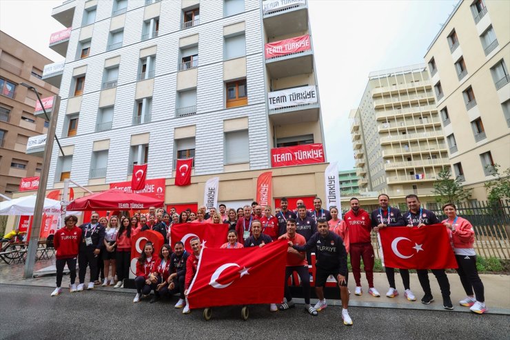 Gençlik ve Spor Bakanı Osman Aşkın Bak, 30 Ağustos Zafer Bayramı’nı milli sporcularla kutladı