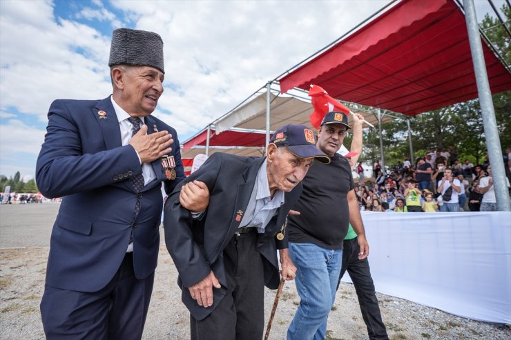 Güçlükle ayakta duran 95 yaşındaki gazi, Kütahya'daki 30 Ağustos töreninde halkı selamladı