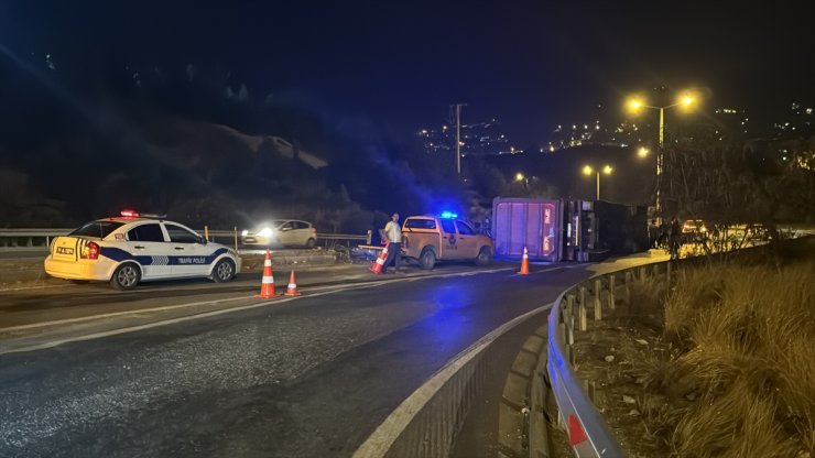 Hatay'da devrilen tırın şoförü yaralandı