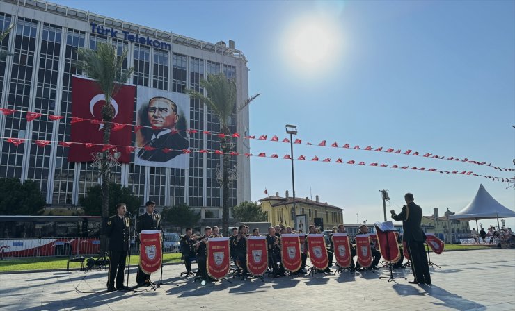 İzmir'de askeri bando 30 Ağustos Zafer Bayramı'na özel konser verdi