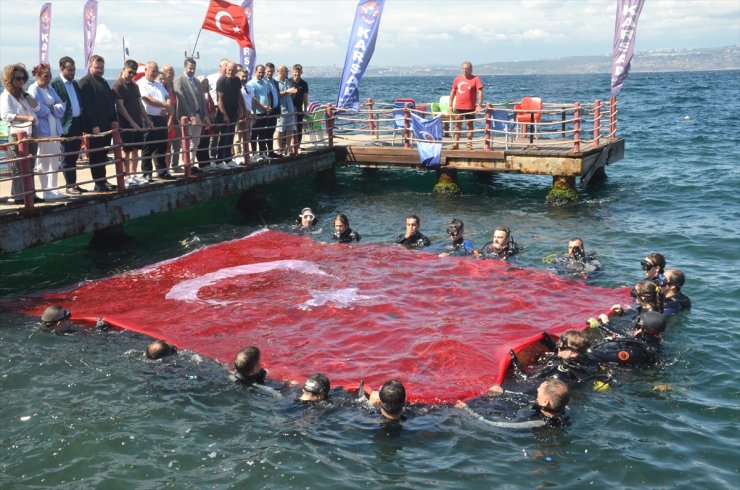 Kocaeli'de Türk bayrağıyla "zafer dalışı" yapıldı