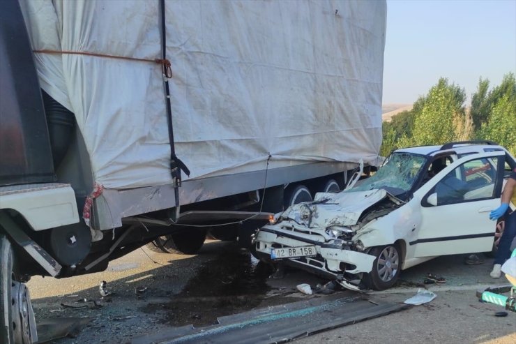 Konya'da kamyona çarpan otomobildeki 3 kişi öldü, 2 kişi ağır yaralandı