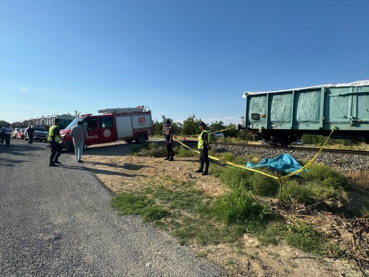 Malatya'da yük treninin çarptığı tarım aracındaki 3 kişi öldü, 1 kişi yaralandı