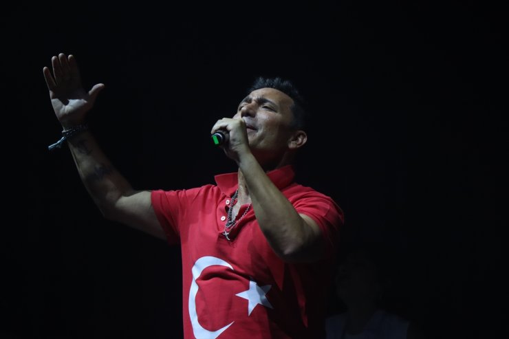 Mustafa Sandal, Bursa'da konser verdi