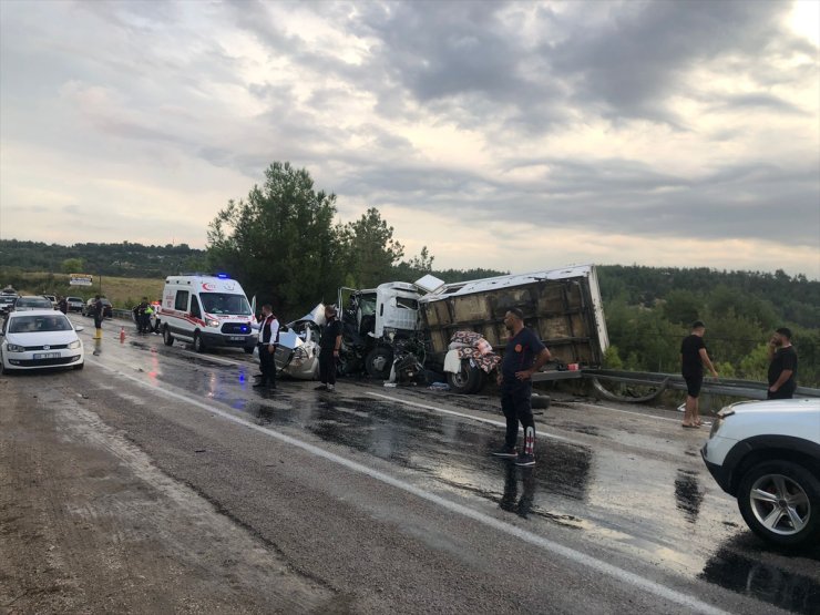 Osmaniye'de kamyon ile otomobilin çarpıştığı kazada 2 kişi öldü, 4 kişi yaralandı