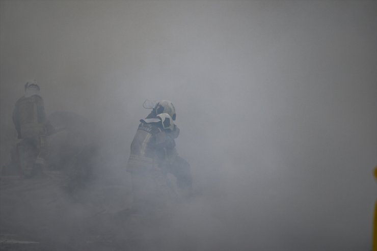 Ankara'da bitişik haldeki 2 iş yeri çıkan yangında hasar gördü