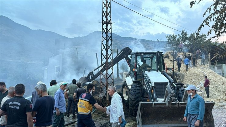 GÜNCELLEME - Erzurum'da çıkan yangında ev, ahır ve samanlık zarar gördü