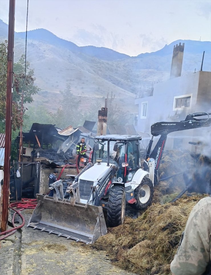 Erzurum'da çıkan yangında ev, ahır ve samanlık zarar gördü