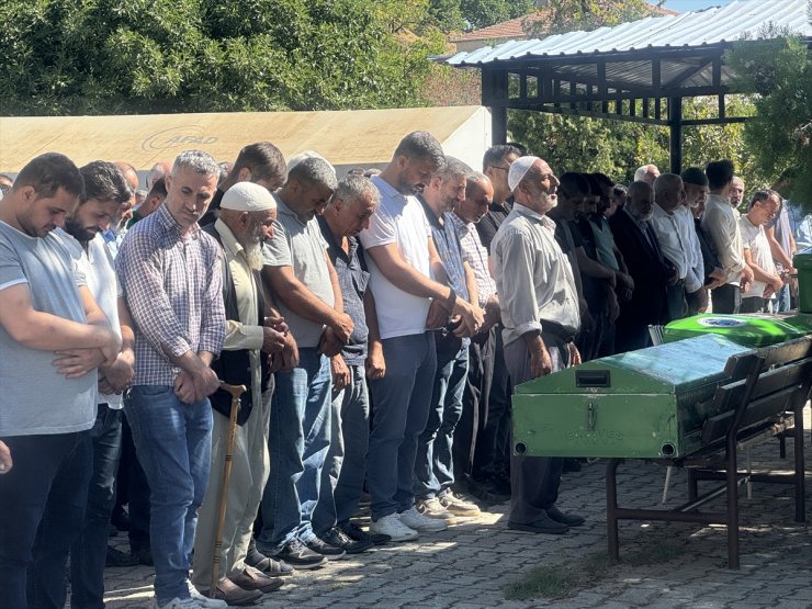 Malatya'da yük treninin çarptığı tarım aracında ölen anne ve 2 çocuğu defnedildi