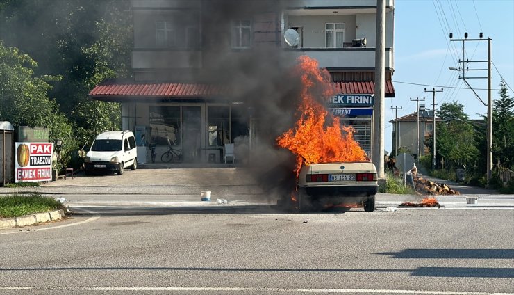 Samsun'da seyir halindeyken yanan otomobil kullanılamaz hale geldi