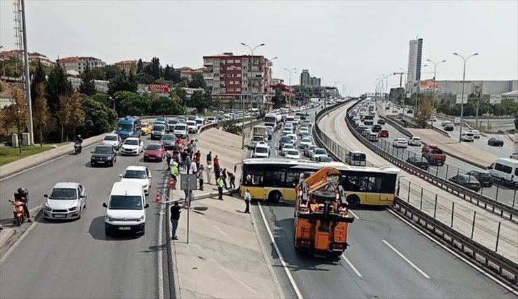 GÜNCELLEME - Avcılar'da İETT otobüsü kazası nedeniyle kapanan D-100 kara yolu trafiğe açıldı