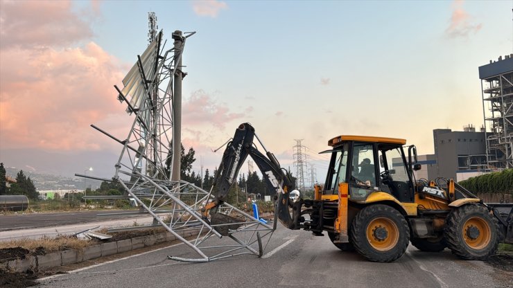 Hatay'da damperi açık unutulan tır, trafik levhalarını devirdi