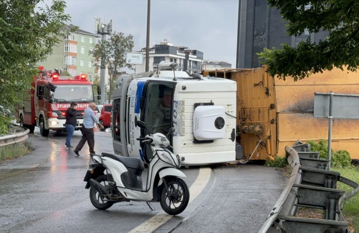 Kartal'da yağışın etkisiyle kayganlaşan yolda kamyon devrildi