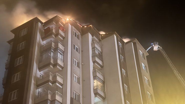 Kayseri'de 13 katlı bir apartmanın çatı katında çıkan yangın hasara neden oldu