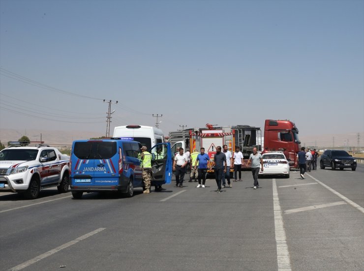 Muş'ta dönüş yapan tıra çarpan otomobildeki 1 kişi öldü, 5 kişi yaralandı