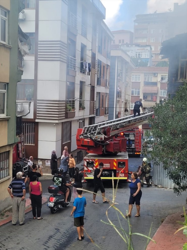 Beyoğlu'nda 3 katlı binada çıkan yangın söndürüldü