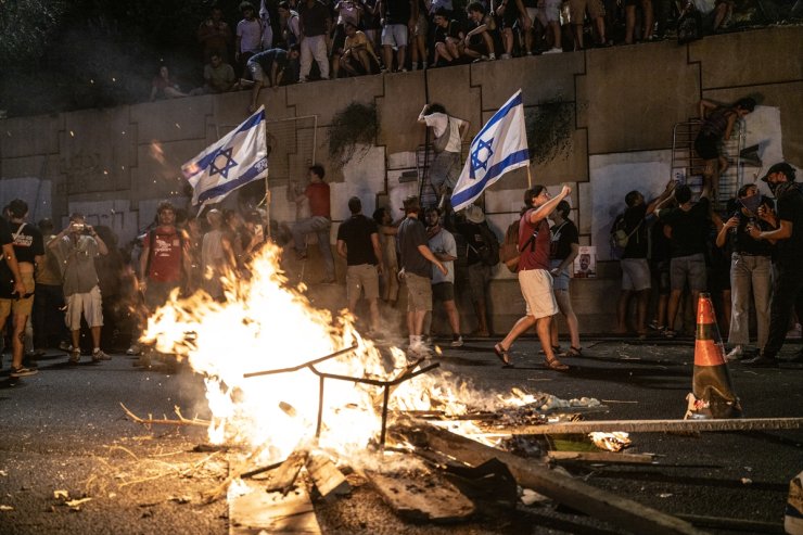 İsrail'de, Gazze'de ateşkes anlaşması imzalamayan Netanyahu hükümeti protesto edildi