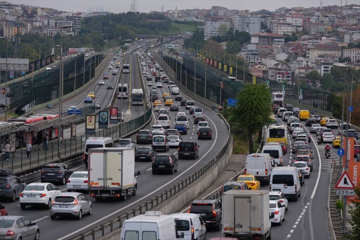 İstanbul trafiğinde okullarda uyum haftası ve haftanın ilk iş günü yoğunluğu