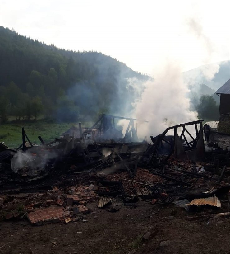 Kastamonu'da çıkan yangında 2 katlı ev ve samanlık zarar gördü