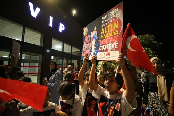 Milli tekvandocu Mahmut Bozteke, Gaziantep'te törenle karşılandı