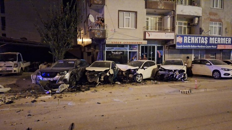 Samsun'da alkollü sürücü galerinin önündeki 5 araca ve trafoya çarparak durdu